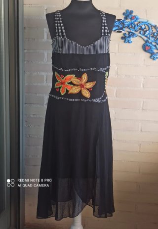 Vestido de verano negro con flores