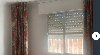 Dos cortinas de tela multicolor