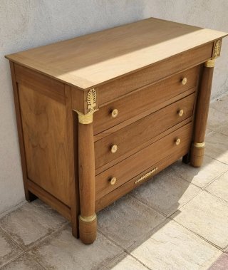 Cómoda antigua de madera con detalles dorados
