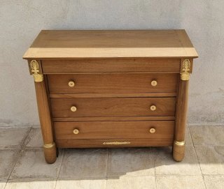 Cómoda antigua de madera con detalles dorados