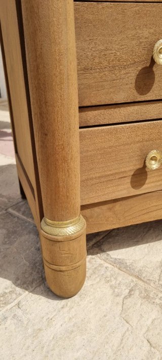 Cómoda antigua de madera con detalles dorados