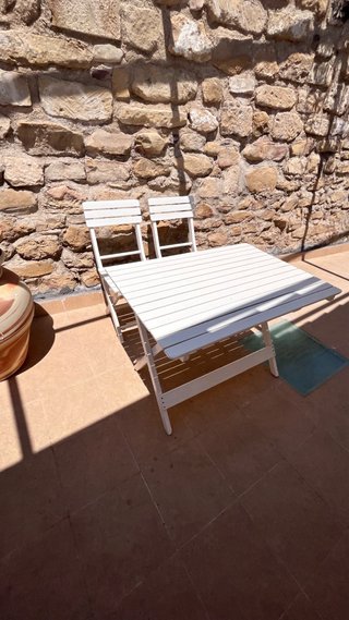 Mesa y 2 sillas plegables de madera