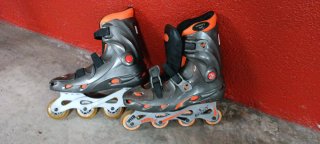 Patines en línea grises y naranjas