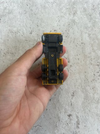 Camión de juguete amarillo