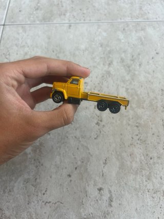 Camión de juguete amarillo