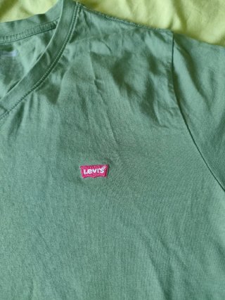 Camiseta Levi's verde cuello pico