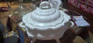Sopera antigua de porcelana
