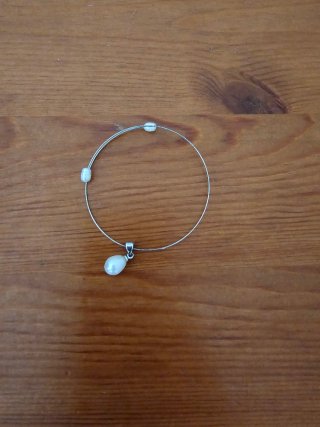 Bracciale rigido con perla pendente
