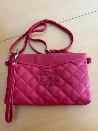 Dos bolsos rojos