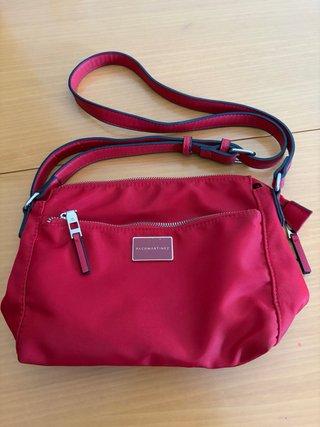 Dos bolsos rojos