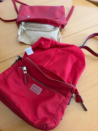 Dos bolsos rojos