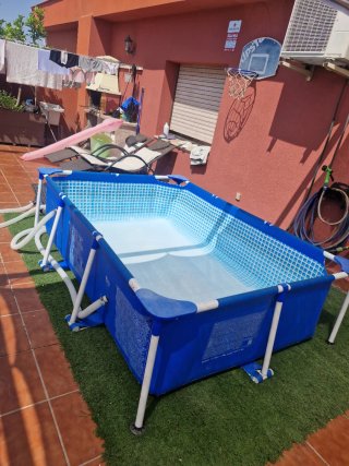 Piscina familiar azul y blanca