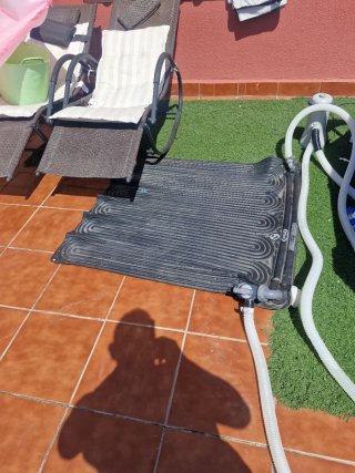 Piscina familiar azul y blanca