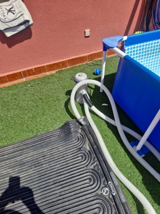 Piscina familiar azul y blanca