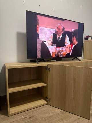 Mueble de tele con buen almacenaje, efecto roble