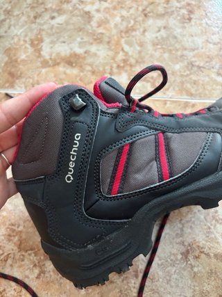 Zapatillas senderismo Quechua negras y rojas