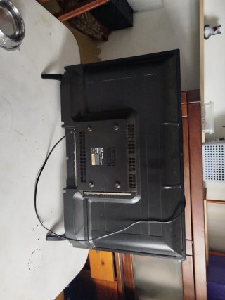 Televisor Negro 32" brillo bajo