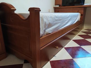 Cama de madera estilo clásico