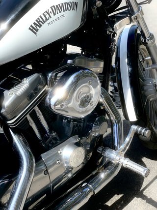 Harley Davidson Sportster 883 Negra y Blanca