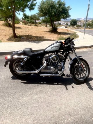 Harley Davidson Sportster 883 Negra y Blanca