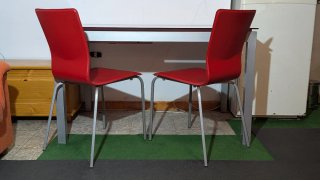 Mesa comedor cristal rojo + 2 sillas