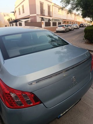 Coche gris azulado