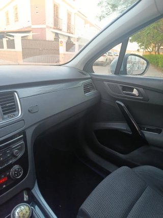 Coche gris azulado