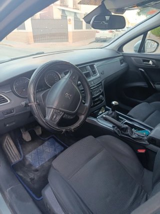 Coche gris azulado