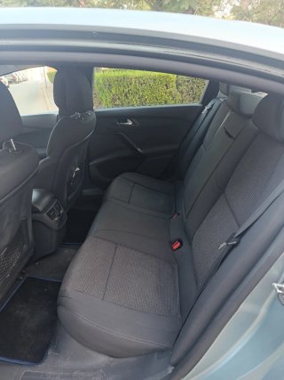 Coche gris azulado