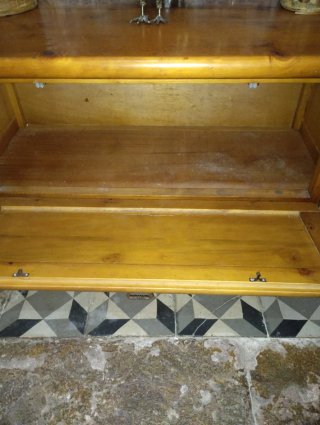 Baúl de madera con detalles de mimbre