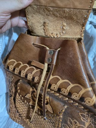 Mochila artesanal cuero labrada vintage.