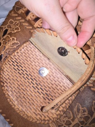 Mochila artesanal cuero labrada vintage.