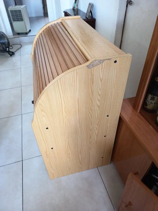 Escritorio de madera con cajones