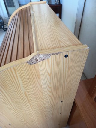 Escritorio de madera con cajones