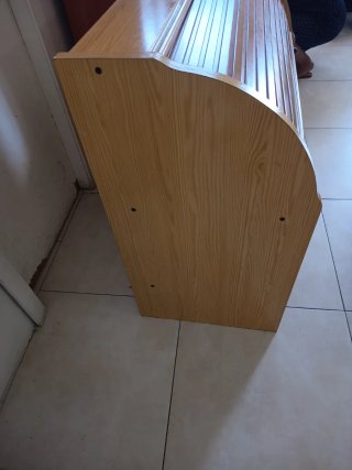 Escritorio de madera con cajones