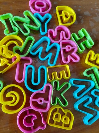 Letras de arcilla hechas a mano