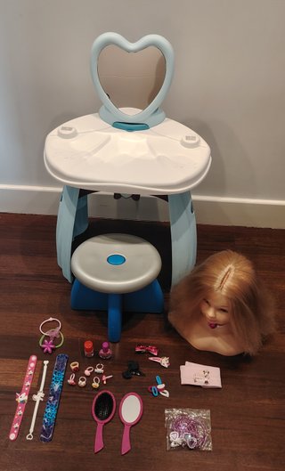 Tocador infantil con espejo y accesorios