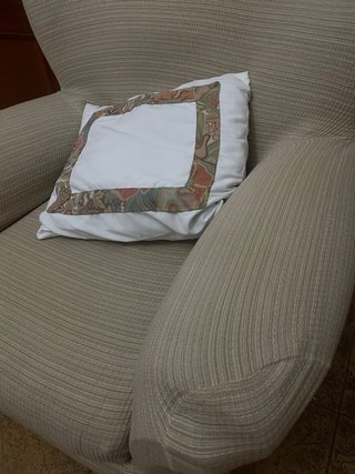 Sillón Orejero individual beige con cojín