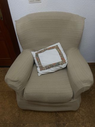 Sillón Orejero individual beige con cojín
