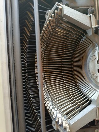 Máquina de escribir Olivetti DORA