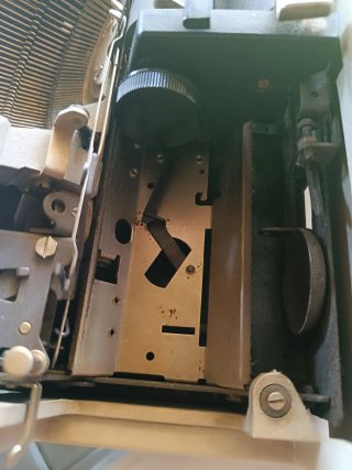 Máquina de escribir Olivetti DORA