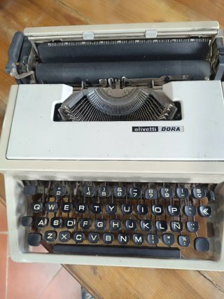 Máquina de escribir Olivetti DORA