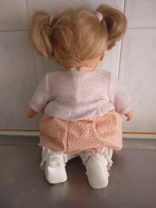 Muñeca A.Juan con vestido y chaqueta.  35 cm