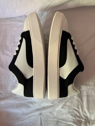 Zapatillas numeris negras y blancas