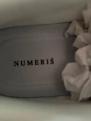 Zapatillas numeris negras y blancas
