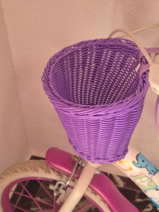 Bicicleta infantil blanca con cesta morada
