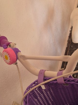 Bicicleta infantil blanca con cesta morada