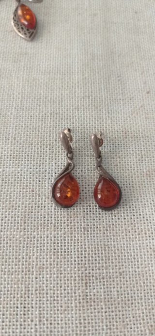 Conjunto Plata y Ámbar: Colgante y Pendientes