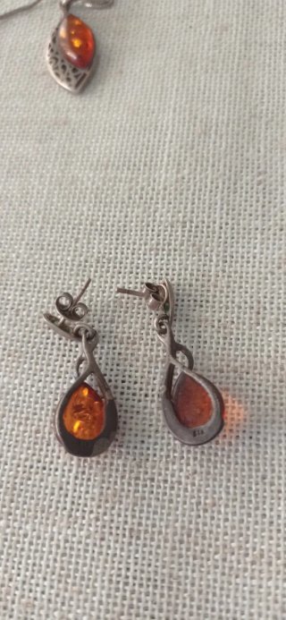 Conjunto Plata y Ámbar: Colgante y Pendientes