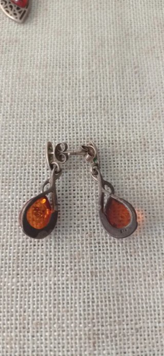 Conjunto Plata y Ámbar: Colgante y Pendientes